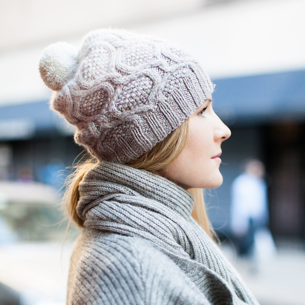 Вязаная шапка для зимы женская